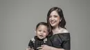 Tasya Kamila merayakan Hari Ibu sebagai seorang ibu. Ia tampil kompak dengan Arrasya dalam balutan outfit serba hitam. (Instagram/tasyakamila).