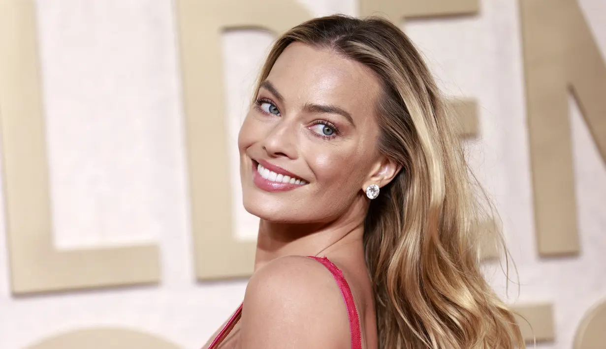 Aura glamor Margot Robbie kian terpancar berkat jajaran perhiasan Lorraine Schwartz yang ditaksir bernilai US$ 3 juta atau sekitar Rp 46 miliar. (Michael TRAN / AFP)