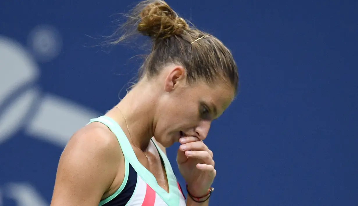 Karolina Pliskova kecewa dan tertunduk usai kalah dari CoCo Vandeweghe pada laga perempat final tunggal putri AS terbuka 2017 di USTA Billie Jean King National Tennis Center, (6/9/2017). Karolina kalah 6-7, 3-6. (AFP/Jewel Samad)
