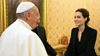 Usai menonton film Unbroken yang disutradarainya di Vatikan, Angelina Jolie langsung menemui Paus Fransiskus.