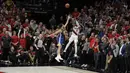 Pebasket Portland Trail Blazers, Damian Lillard, berusaha memasukkan bola saat melawan Golden State Warriors pada laga NBA 2019 di Moda Center, Senin, (20/5). Warriors menang 119-117 atas Blazers. (AP/Ted S. Warren)