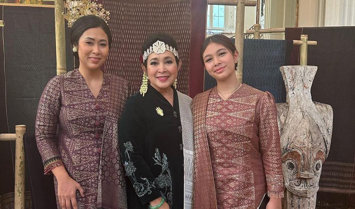 Berdiri di sebelah kanannya, ialah keponakannya Gendis, yang merupakan putri sulung Bambang Trihatmojo.