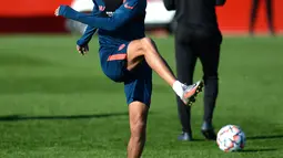 Pelatih Sevilla, Julen Lopetegui mengikuti sesi latihan sebelum menjamu Chelsea pada matchday kelima Grup E Liga Champions, di sport City di Seville, Selasa (1/12/2020). Laga Sevilla vs Chelsea akan digelar di Estadio Ramon Sanchez Pizjuan pada Kamis (3/12) dinihari WIB. (CRISTINA QUICLE /AFP)