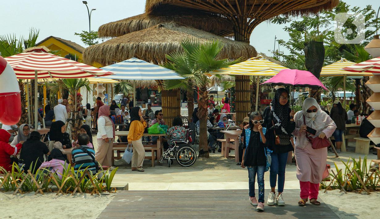 Terletak di Pantai Pasir Putih, Aloha PIK yang memiliki panjang empat kilometer menjadi tujuan warga Jakarta dan sekitarnya untuk memanfaatkan momen libur Natal 2023 bersama keluarga secara gratis. (merdeka.com/Arie Basuki)