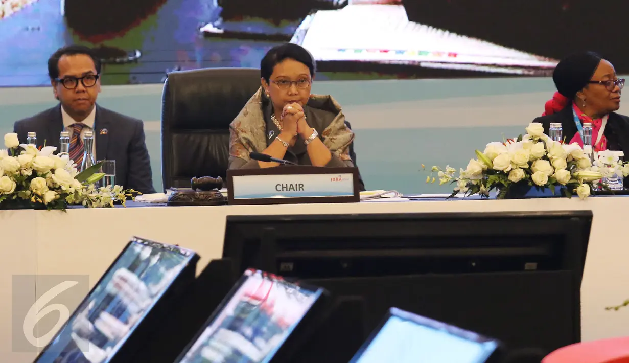 Menteri Luar Negeri RI, Retno Marsudi (tengah) membuka dan memimpin pertemuan tingkat menteri dalam rangkaian Konferensi Tingkat Tinggi Asosiasi Negara Lingkar Samudera Hindia (IORA) di Jakarta Convention Centre, Senin (6/3). (Liputan6.com/Angga Yuniar)
