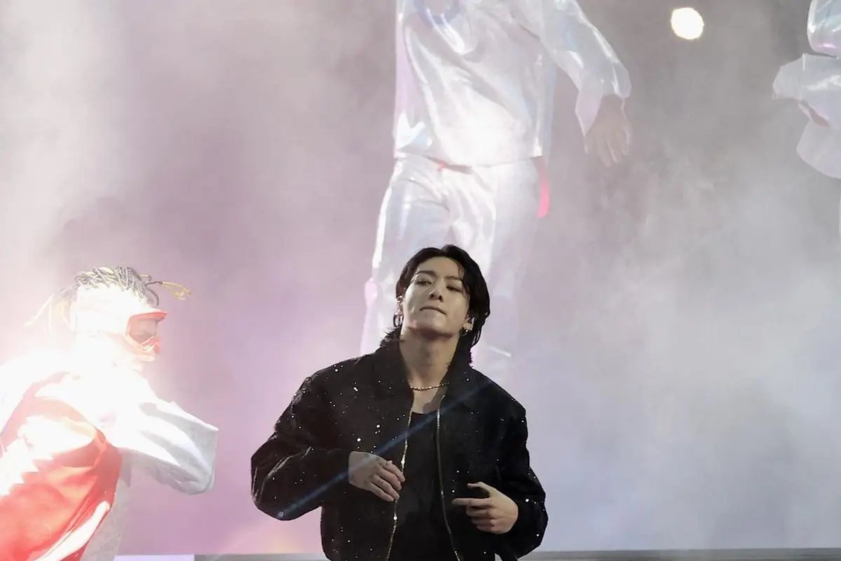 Jungkook BTS Buka FIFA World Cup Qatar 2022 dengan Jaket Versace Seharga Rp340jutaan