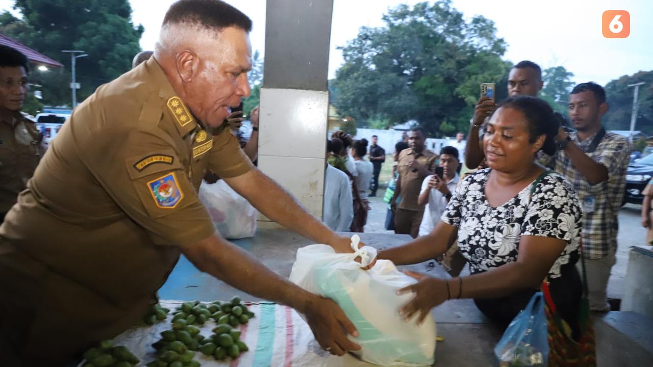Penjabat Gubernur Papua Barat Komjen Pol. (Purn) Paulus Waterpauw
