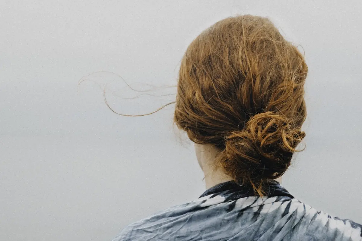 Turorial Gaya Rambut Twisted Bun yang Simpel Namun Bikin Penampilan Anggun