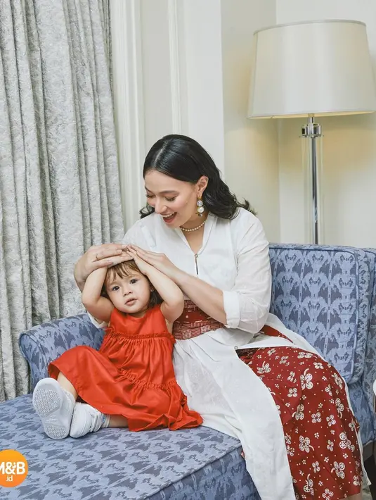 Artis 32 tahun ini tampak elegan berbalut kebaya putih dan bawahan kain merah dengan motif bunga berwarna putih. Parasnya semakin memesona dengan gaya rambut yang digerai. Tak lupa, Asmirandah juga menyempurnakan penampilannya dengan anting dan kalung mutiara. (Liputan6.com/IG/@asmirandah89)