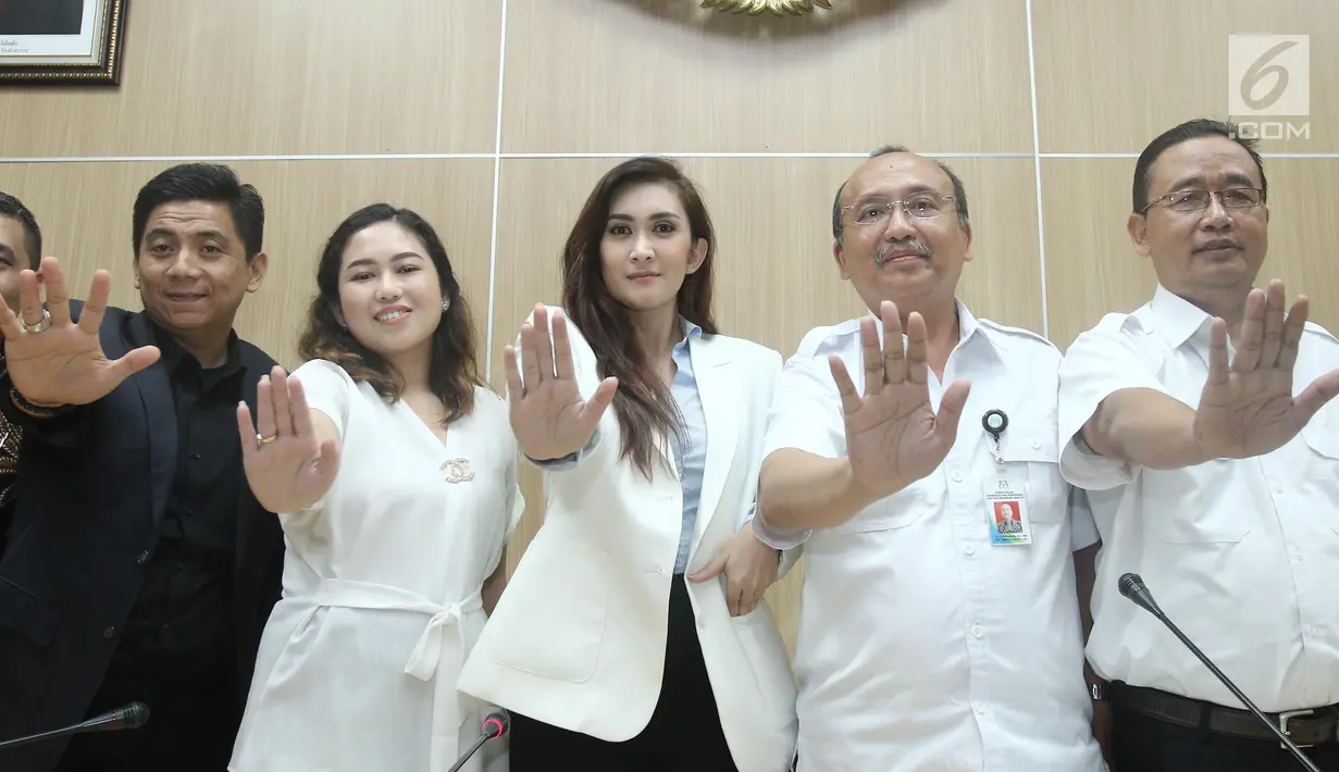 Aktris Nafa Urbach (ketiga kanan) foto bersama dengan Sekretaris Menteri PPPA, Pribudiarta Nur (kedua kanan) usai jumpa pers audiensi di gedung Kementerian PPPA, Jakarta, Senin (21/8). (Liputan6.com/Herman Zakharia)