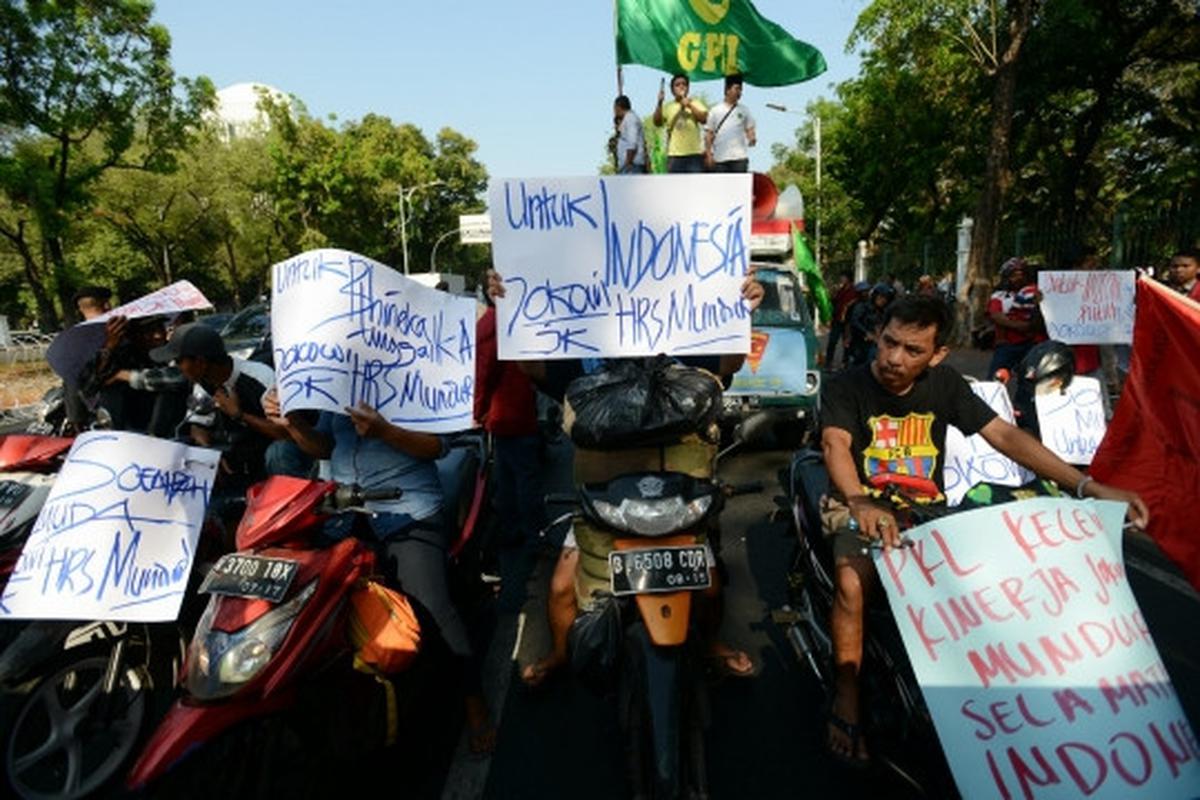 Aksi tarik mandat Jokowi-JK di depan Istana