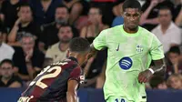 Penyerang Barcelona asal Inggris #14, Marcus Rashford, berebut bola dengan bek Levante asal Jerman #22, Jeremy Toljan, dalam pertandingan Liga Spanyol antara Levante UD dan FC Barcelona di Stadion Ciutat de Valencia di Valencia, Minggu (24-8-2025) dini hari WIB. (Jose JORDAN/AFP)
