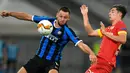 Bek Inter Milan, Stefan de Vrij, berebut bola dengan gelandang Bayer Leverkusen, Kai Havertz, pada perempat final Liga Europa 2019/2020 di Merkur Spiel-Arena, Jerman, Selasa (11/8/2020) dini hari WIB. Inter Milan menang 2-1 atas Bayer Leverkusen. (AFP/Martin Meissner/pool)