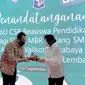 Indosat Ooredoo memberikan beasiswa pendidikan dan dukungan pembelajaran jarak jauh untuk siswa siswi di Kota Surabaya, bantuan diterima simbolis oleh Wali Kota Surabaya Tri Rismaharini (Foto: Indosat Ooredoo)