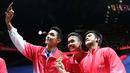Jonatan Christie (kiri) ber-selfie ria dengan rekan-rekannya. (Bola.com/Arief Bagus)