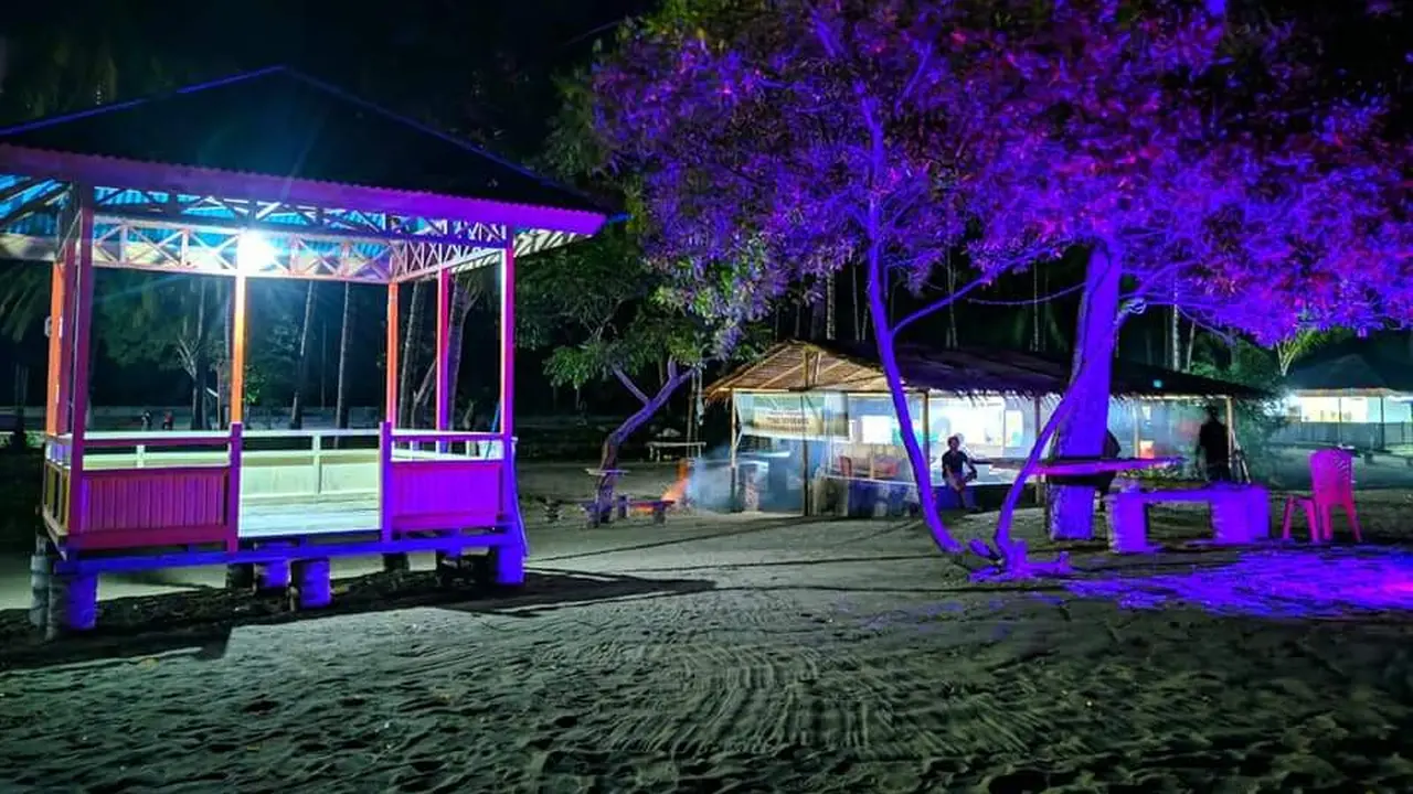 Suasana wisata malam Pantai Minanga, Gorontalo Utara. (Foto: Liputan6.com/Arfandi Ibrahim)