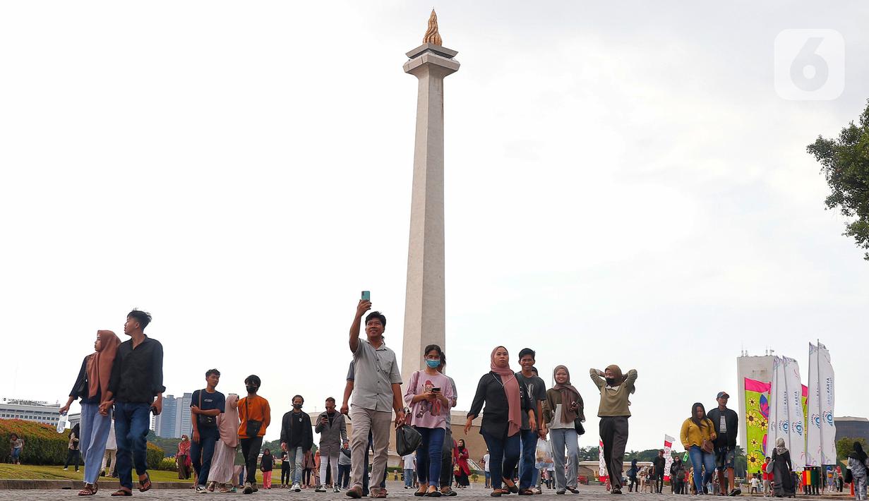 <p>Warga berwisata mengunjungi kawasan wisata Monumen Nasional (Monas) di Gambir, Jakarta Pusat, Jumat (30/6/2023). (Liputan6.com/Angga Yuniar)</p>