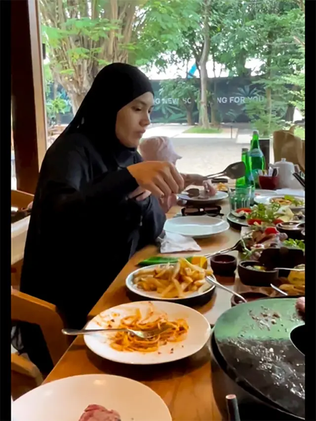 Donna Harun bersama anak dan cucu