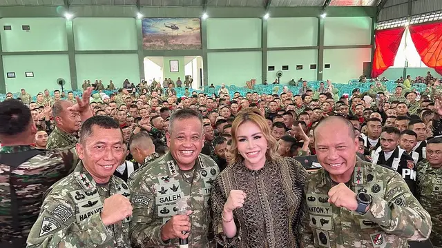 Potret Momo Geisha Bernyanyi di Tengah Pasukan TNI, Duet Bareng Jenderal Bintang Tiga