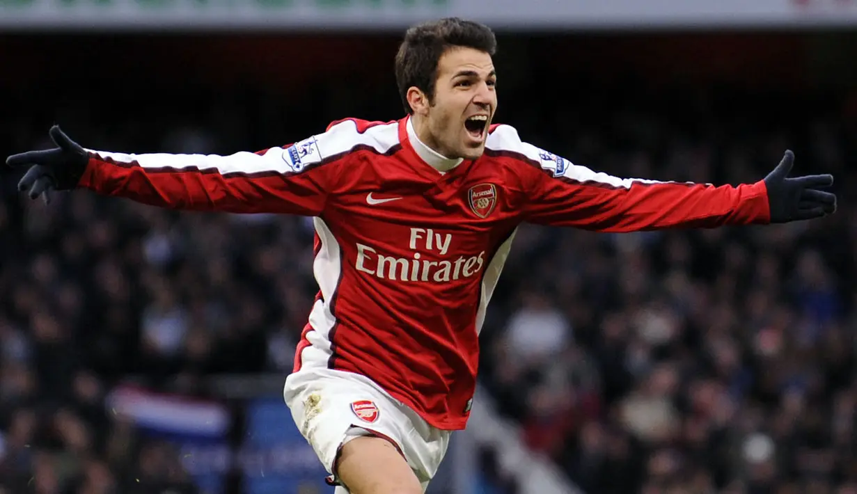 Cesc Fabregas berhasil tampil gemilang bersama Arsenal di Liga Inggris maupun Liga Champions. Fabregas akhirnya terpilih menjadi peraih Golden Boy pada tahun 2006 kaladirinya masih berumur 16 tahun. (AFP/Adrian Dennis)