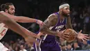 Pemain Sacramento Kings, DeMarcus Cousins (kanan) melewati hadangan pemain Knicks pada laga NBA di Madison Square Garden, (5/12/2016). Knicks menang 106-98. (AP/Seth Wenig)