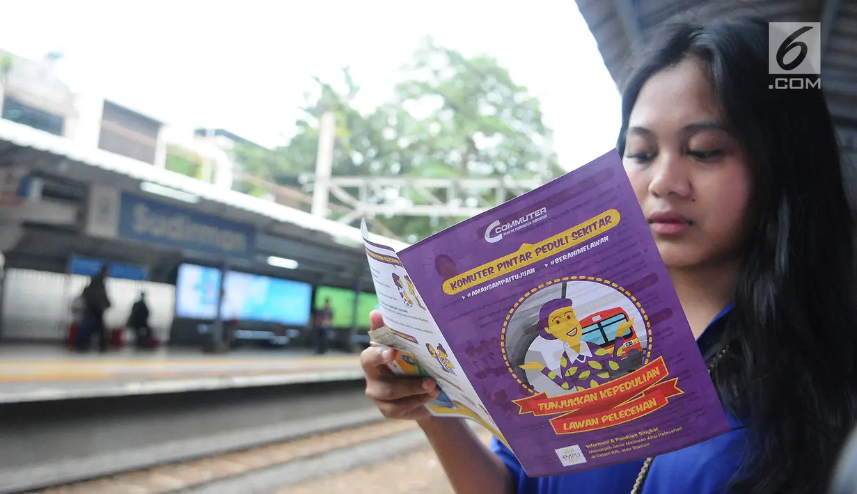 Seorang penumpang membawa brosur lawan pelecehan dalam rangka memperingati Hari Perempuan Internasional di Stasiun Sudirman, Jakarta, Selasa (12/3). (Liputan6.com/Herman Zakharia)