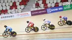 Atlet Crismonita Dwi Putri (dua kiri) saat turun nomor keirin putri di Jakarta International Velodrome, Rawamangun, Selasa (28/8). Crismonita mencatatkan waktu terbaik keempat. (Merdeka.com/Arie Basuki)