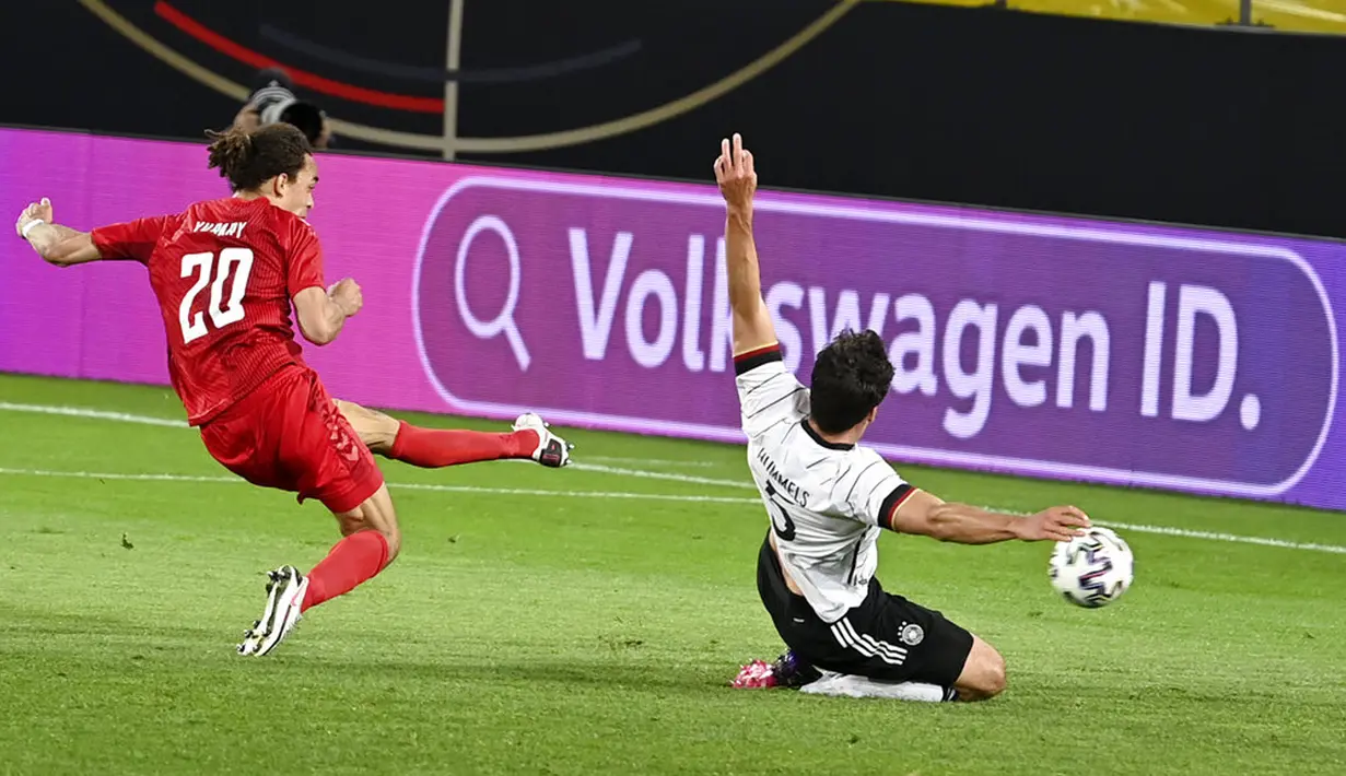 Pemain Denmark Yussuf Yurary Poulsen (kiri) mencetak gol ke gawang Jerman pada pertandingan persahabatan di Tivoli Stadion Tirol, Innsbruck, Austria, Rabu (2/6/2021). Pertandingan berakhir dengan skor 1-1. (Frederico Gambarini/Pool via AP)