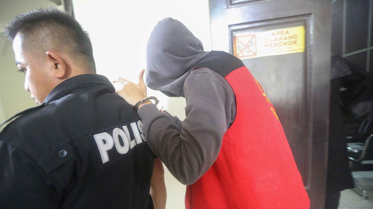 FOTO: Ekspresi Mario Dandy Jalani Sidang Kasus Pencabulan, Tutupi Wajah Pakai Masker dan Hoodie