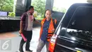 Mantan Wali Kota Cimahi yang juga suami dari Wali Kota nonaktif Cimahi saat ini Itoc Tochija keluar dari mobil tahanan untuk diperiksa di Gedung KPK, Jakarta, Jumat (13/1). (Liputan6.com/Helmi Afandi)