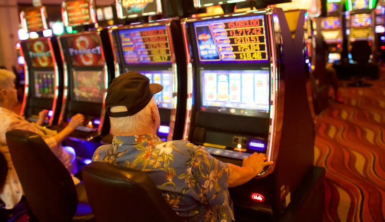 Seorang pria lansia bermain mesin slot di Dover Downs Casino, Delaware (5/6). Legalisasi ini dilakukan sejak keputusan Mahkamah Agung yang mencabut larangan federal setelah 25 tahun lalu. (Mark Makela/Getty Images North America/AFP)