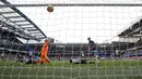 Gol Alvaro Morata menjadi gol kedua untuk Chelsea saat melawan Newcastle dalam pertandingan Liga Inggris di Stamford Bridge, London (2/12). Pada pertandingan ini Chelsea menang telak 3-1 atas Newcastle. (Steven Paston / PA via AP)