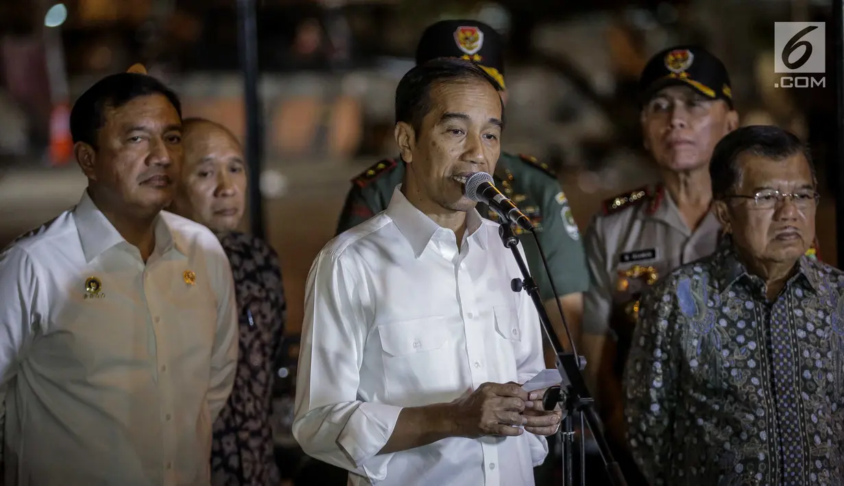 Presiden Joko Widodo (Jokowi)  memberikan keterangan pers Bom Kampung Melayu di Terminal Kampung Melayu Kamis (25/5) malam. Jokowi meminta kepada  masyarakat Indonesia  tetap tenang dan menjaga kesatuan. (Liputan6.com/Faizal Fanani)