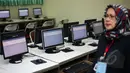 Persiapan ujian nasional (UN) 2015 berbasis komputer di SMA Negri 70, Jakarta, Senin (13/4/2015). Sebanyak 585 dari 70 ribu sekolah menjadi percontohan untuk menjalankan ujian nasional berbasis komputer di seluruh Indonesia.  (Liputan6.com/Faizal Fanani)