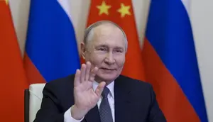 Presiden Rusia Vladimir Putin saat berbicara dengan Presiden China Xi Jinping&nbsp;melalui konferensi video, Selasa (21/1/2025). (Dok. Gavriil Grigorov, Sputnik, Kremlin Pool Photo via AP)