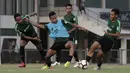 Pemain Timnas Indonesia U-22, Osvaldo Haay, berebut bola dengan Rachmat Irianto saat latihan di Lapangan G, Senayan, Jakarta, Sabtu (5/10). Latihan ini merupakan persiapan menjelang SEA Games 2019. (Bola.com/Yoppy Renato)