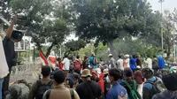 Massa pendemo RUU Cipta Kerja berkumpul di Patung Kuda, Jakarta. (Liputan6.com/Ady Anugrahadi)