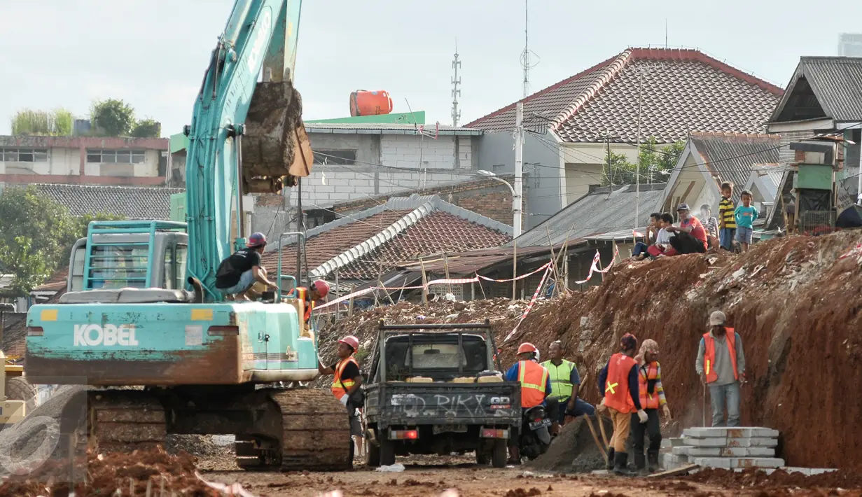 Pekerja menyelesaikan proyek normalisasi kali Ciliwung, Jakarta, (13/1). Sebelumnya, majelis hakim PTUN menyatakan pemerintah melanggar aturan saat menggusur warga untuk proyek normalisasi Kali Ciliwung di kawasan Bukit Duri. (Liputan6.com/Yoppy Renato)