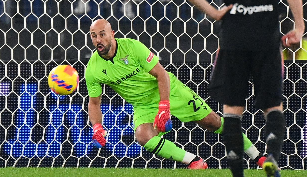 Meski telah menginjak 39 tahun, Pepe Reina masih dipercaya sebagai kiper utama Lazio. Ia tetap mampu bersaing di level tertinggi dan memiliki peran vital di bawah mistar gawang Tim Elang Ibu Kota. Secara keseluruhan, Reina telah mencatatkan 54 penampilan dengan membuat 12 clean sheets bersama tim sekota AS Roma itu. (AFP/Vincenzo Pinto)