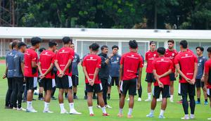 Pelatih Timnas Indonesia U-22, Indra Sjafri menegaskan laga uji coba kontra Mali bukan sekedar ajang eksperimen melainkan memantapkan kerangka tim. Tampak dalam foto, pemain Timnas Indonesia U-22 saat sesi latihan resmi jelang laga melawan Mali di Stadion Madya, Senayan, Jakarta, Jumat (14/11/2025). (Bola.com/M Iqbal Ichsan)