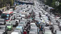 Penampakan kemacetan parah di Jalan Medan Merdeka Timur, Jakarta, Rabu (14/2). Demo yang digelar sopir taksi online di depan Istana Negara menyebabkan kemacetan di sejumlah ruas jalan akibat pengalihan arus lalu lintas. (Liputan6.com/Immanuel Antonius)