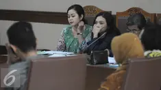 Terdakwa kasus dugaan suap proyek pada Kementerian Pekerjaan Umum dan Perumahan Rakyat, Dessy Ariyanti Edwin (kiri) dan Julia Prasetyarini (tengah) menjalani persidangan di Pengadilan Tipikor, Jakarta, Kamis (21/7). (Liputa6.com/Helmi Afandi)