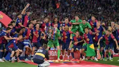 Para pemain Barcelona merayakan gelar Liga ke-28 usai pertandingan sepak bola Liga Spanyol melawan Villarreal CF di Estadi Olimpic Lluis Companys pada 18 Mei 2025. (MANAURE QUINTERO/AFP)