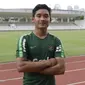 Pemain Timnas Indonesia U-22, Kadek Agung, usai latihan di Lapangan Madya, Senayan, Jakarta, Rabu (16/1). Latihan sekaligus seleksi pemain ini untuk persiapan turnamen Piala AFF U-22. (Bola.com/M Iqbal Ichsan)