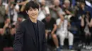 <p>Song Joong-ki berpose dalam sesi photo call untuk film Hopeless di Festival Film Cannes 2023. Ini merupakan debut perdananya di festival bergengsi tersebut. (AP Photo/Daniel Cole)</p>
