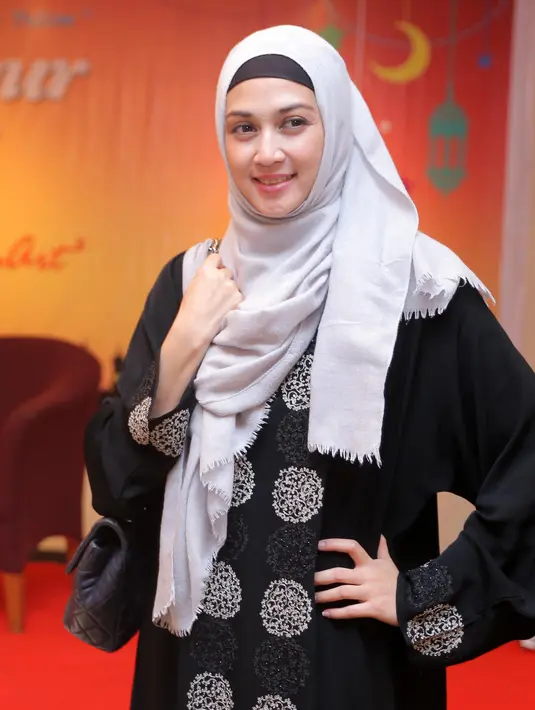 Dua tahun Dina Lorenza, menghilang dari layar kaca. Kini ia kembali hadir menghiasi layar kaca kembali setelah mendapatkan izin dari suaminya. (Andy Masela/Bintang.com)