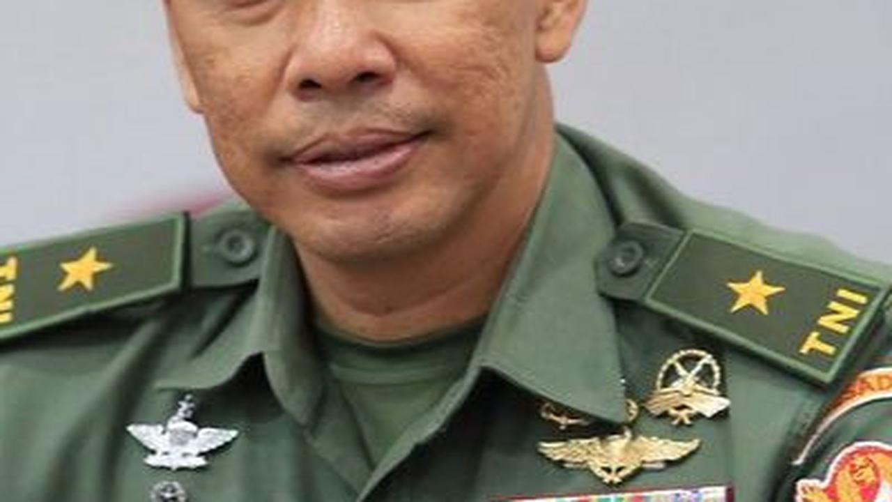 Brigjen Lucky merupakan bagian dari pasukan elite Komando Pasukan Khusus (Kopassus).