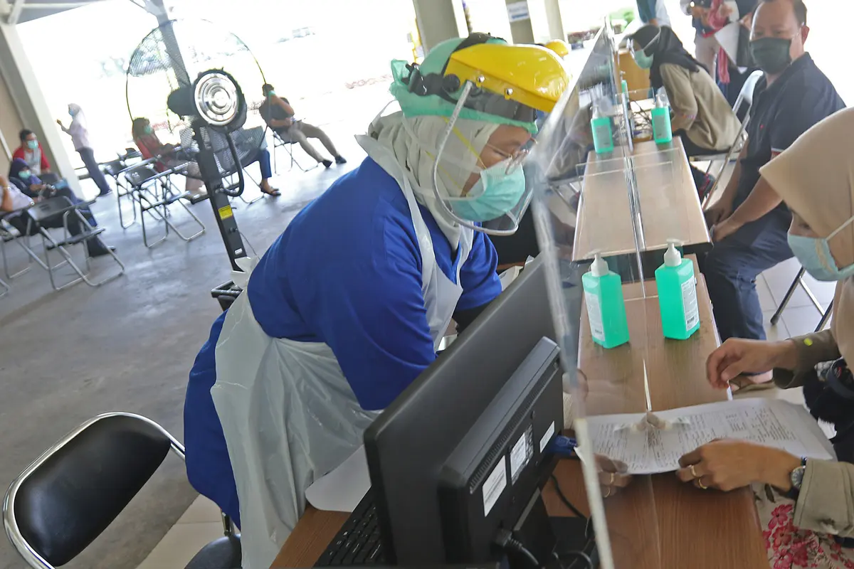 FOTO: Antisipasi Penyebaran COVID-19, RSUI Gelar Swab Test Massal