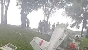 Pesawat berjenis capung  jatuh di samping pinggir lapangan Sunburst BSD, Tangerang. (Liputan6.com/Pramita Tristiawati)