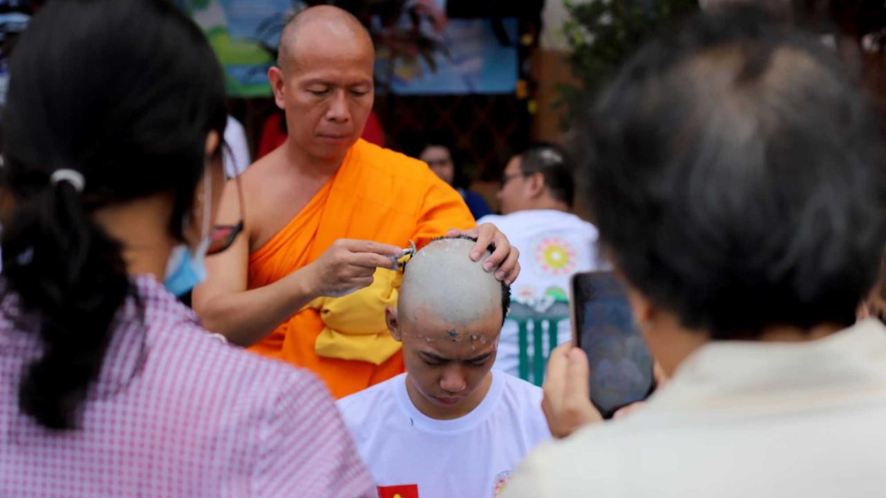 Calon Bikkhu cukur rambut jelang Pabbajja Samanera Sementara